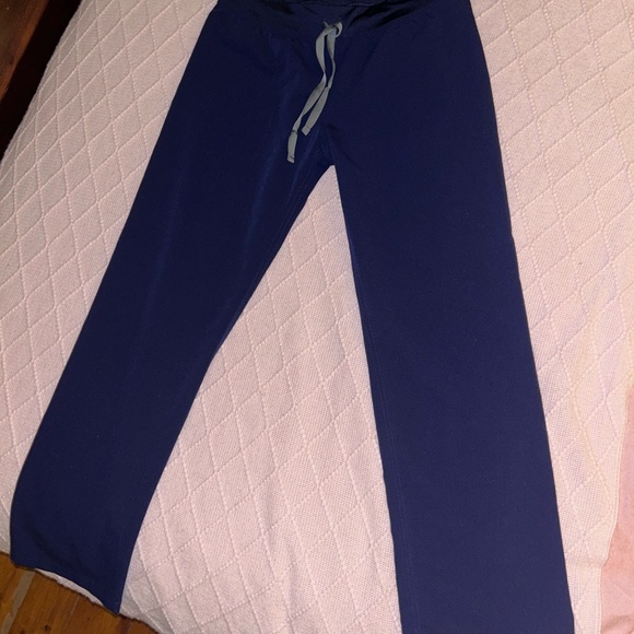 FIGS Livingston Basic Women’s Scrub Pants - Picture 5 of 5